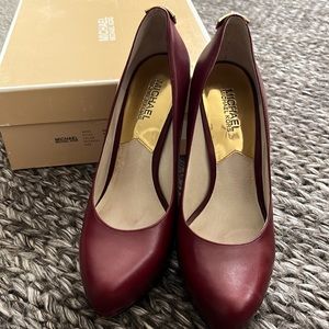 Michael Michael Kors Claret Hamilton Pump size 8